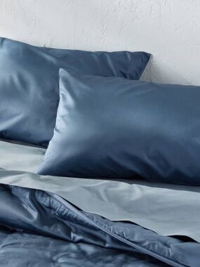 CASALUNA NWT 2pc Standard 600 Thread Count Sateen Pillowcases
Dark Mineral Blue